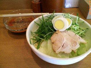 昼は冷麺